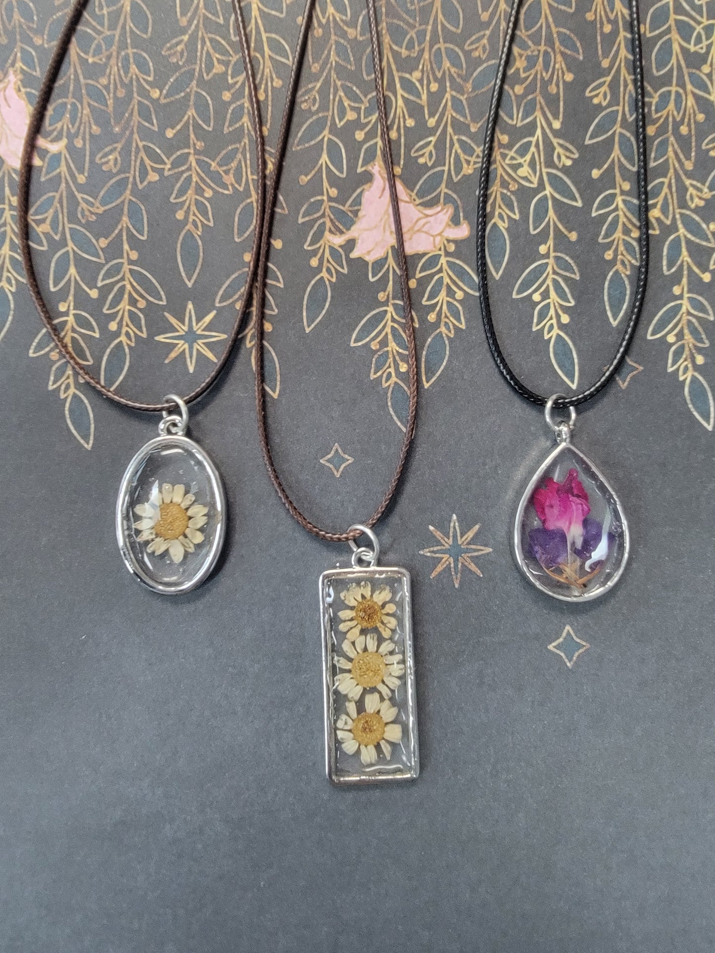 Neclace, Pressed Flowers in resin