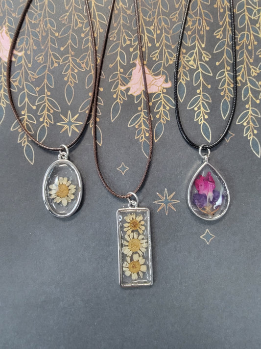 Neclace, Pressed Flowers in resin